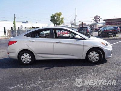 Czwarte zdjęcie samochodu z boku: 2016 HYUNDAI ACCENT SE VIN:KMHCT4AE7GU999477 - miniatura