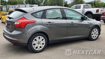 Trzecie zdjęcie samochodu z tyłu: 2012 FORD FOCUS SE VIN:1FAHP3K26CL305462 - miniatura