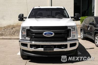 Czwarte zdjęcie samochodu z boku: 2019 FORD F350 SUPER DUTY VIN:1FT8W3BT5KEC88002 - miniatura