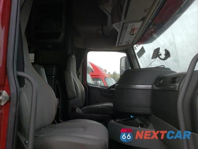 Piąte zdjęcie samochodu w środku: 2019 VOLVO VN VNL VIN:4V4NC9EH9KN198670 - miniatura