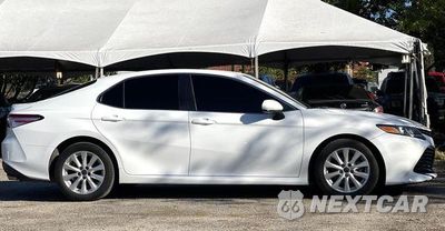 Zdjęcie 8 z 13 samochodu: 2018 TOYOTA CAMRY L VIN:4T1B11HK5JU501537 - miniatura
