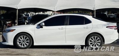 Czwarte zdjęcie samochodu z boku: 2018 TOYOTA CAMRY L VIN:4T1B11HK5JU501537 - miniatura