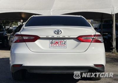 Piąte zdjęcie samochodu w środku: 2018 TOYOTA CAMRY L VIN:4T1B11HK5JU501537 - miniatura