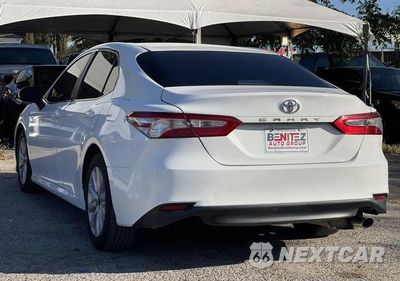 Zdjęcie 6 z 13 samochodu: 2018 TOYOTA CAMRY L VIN:4T1B11HK5JU501537 - miniatura