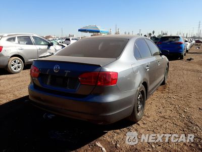 Czwarte zdjęcie samochodu z boku: 2014 VOLKSWAGEN JETTA BASE VIN:3VW2K7AJ1EM305561 - miniatura
