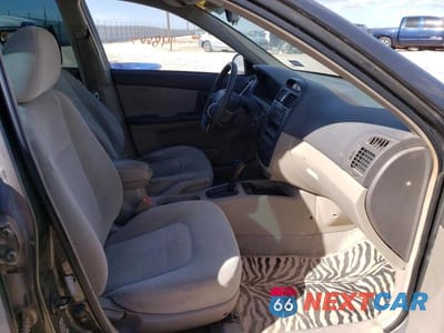 Piąte zdjęcie samochodu w środku: 2004 KIA SPECTRA LX VIN:KNAFE122145052033 - miniatura