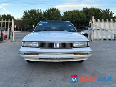 Czwarte zdjęcie samochodu z boku: 1994 OLDSMOBILE CUTLASS CIERA S VIN:1G3AG55M6R6414709 - miniatura