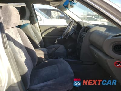 Piąte zdjęcie samochodu w środku: 2002 HYUNDAI SANTA FE GLS VIN:KM8SC13D02U245599 - miniatura