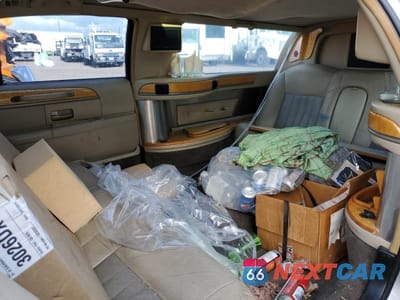 Zdjęcie 11 z 20 samochodu: 2007 LINCOLN TOWN CAR EXECUTIVE VIN:1L1FM88W97Y608114 - miniatura