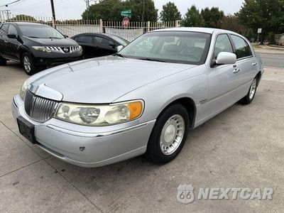 Zdjęcie 13 z 23 samochodu: 2001 LINCOLN TOWN CAR EXECUTIVE VIN:1LNHM81W51Y724922 - miniatura