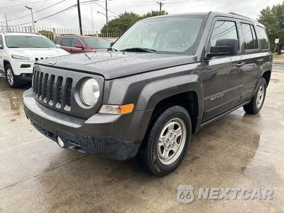 Czwarte zdjęcie samochodu z boku: 2016 JEEP PATRIOT SPORT VIN:1C4NJPBA2GD743537 - miniatura
