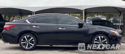 Czwarte zdjęcie samochodu z boku: 2017 NISSAN ALTIMA 2.5 VIN:1N4AL3AP2HC251725 - miniatura