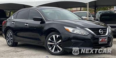 Trzecie zdjęcie samochodu z tyłu: 2017 NISSAN ALTIMA 2.5 VIN:1N4AL3AP2HC251725 - miniatura