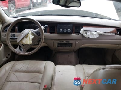 Zdjęcie 8 z 13 samochodu: 2001 LINCOLN TOWN CAR EXECUTIVE VIN:1LNHM81W91Y733042 - miniatura