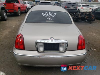 Zdjęcie 6 z 13 samochodu: 2001 LINCOLN TOWN CAR EXECUTIVE VIN:1LNHM81W91Y733042 - miniatura