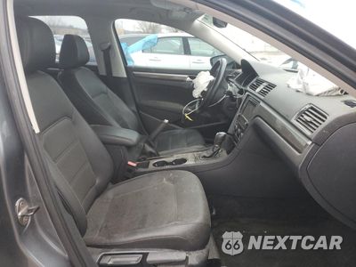 Piąte zdjęcie samochodu w środku: 2017 VOLKSWAGEN PASSAT SE VIN:1VWGT7A30HC029092 - miniatura