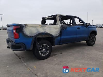 Trzecie zdjęcie samochodu z tyłu: 2023 CHEVROLET SILVERADO K1500 ZR2 VIN:3GCUDHEL7PG101355 - miniatura