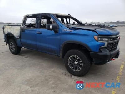 Czwarte zdjęcie samochodu z boku: 2023 CHEVROLET SILVERADO K1500 ZR2 VIN:3GCUDHEL7PG101355 - miniatura