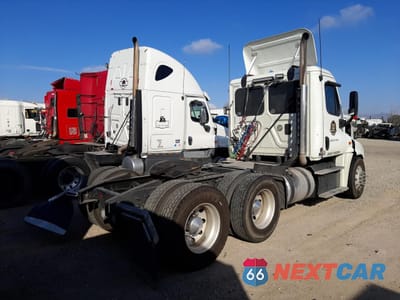 Czwarte zdjęcie samochodu z boku: 2015 FREIGHTLINER CASCADIA 125 VIN:3AKJGEBG5FSGB6402 - miniatura