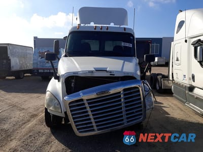 Zdjęcie 9 z 10 samochodu: 2015 FREIGHTLINER CASCADIA 125 VIN:3AKJGEBG5FSGB6402 - miniatura