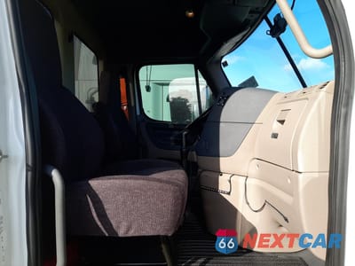 Piąte zdjęcie samochodu w środku: 2015 FREIGHTLINER CASCADIA 125 VIN:3AKJGEBG5FSGB6402 - miniatura