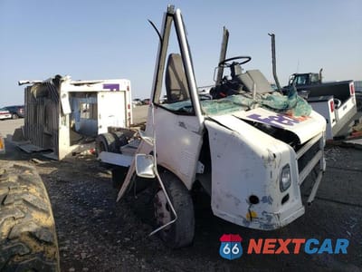 Czwarte zdjęcie samochodu z boku: 1999 FREIGHTLINER CHASSIS M LINE WALK-IN VAN VIN:4UZA4FF45XCA49837 - miniatura