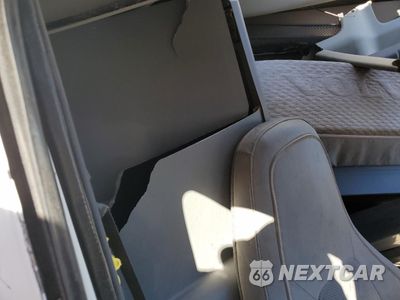 Zdjęcie 10 z 19 samochodu: 2019 VOLVO VN VNL VIN:4V4NC9EHXKN220546 - miniatura