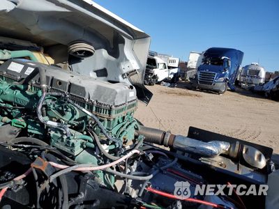 Zdjęcie 14 z 19 samochodu: 2019 VOLVO VN VNL VIN:4V4NC9EHXKN220546 - miniatura