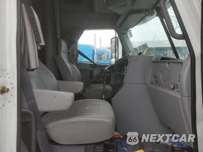 Piąte zdjęcie samochodu w środku: 2020 FREIGHTLINER CONVENTIONAL CORONADO 132 VIN:3ALXFB008LDLR9846 - miniatura