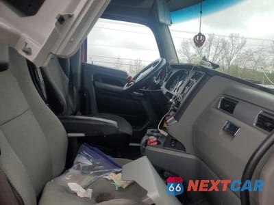 Piąte zdjęcie samochodu w środku: 2020 KENWORTH CONSTRUCTION T680 VIN:1XKYDP9X4LJ391365 - miniatura