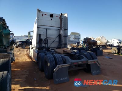 Piąte zdjęcie samochodu w środku: 2004 VOLVO VN VNL VIN:4V4NC9TH14N353332 - miniatura