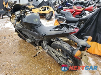 Trzecie zdjęcie samochodu z tyłu: 2023 YAMAHA YZFR3 A VIN:MH3RH18Y8PK010596 - miniatura