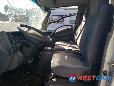 Piąte zdjęcie samochodu w środku: 2020 ISUZU NPR HD VIN:54DC4W1B2LS800534 - miniatura