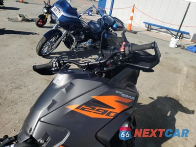 Piąte zdjęcie samochodu w środku: 2023 KTM 1290 SUPER ADVENTURE S VIN:VBKV79403PM973293 - miniatura