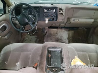 Zdjęcie 8 z 12 samochodu: 1998 CHEVROLET SUBURBAN C1500 VIN:3GNEC16R3WG133520 - miniatura