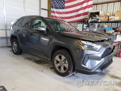 Czwarte zdjęcie samochodu z boku: 2023 TOYOTA RAV4 XLE VIN:2T3P1RFV3PW386826 - miniatura