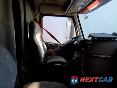 Piąte zdjęcie samochodu w środku: 2015 VOLVO VN VNL VIN:4V4NC9EHXFN184797 - miniatura