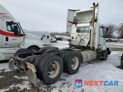 Czwarte zdjęcie samochodu z boku: 2015 VOLVO VN VNL VIN:4V4NC9EH1FN921059 - miniatura