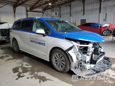 Czwarte zdjęcie samochodu z boku: 2021 TOYOTA SIENNA LE VIN:5TDBSKFC0MS028111 - miniatura
