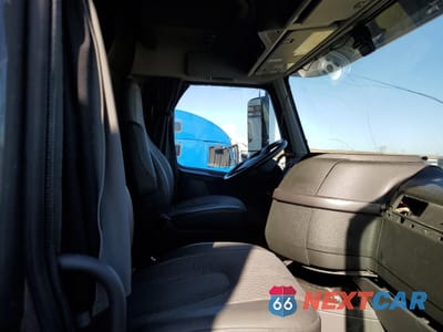 Piąte zdjęcie samochodu w środku: 2024 VOLVO VN VNL VIN:4V4NC9EJ6RN627485 - miniatura