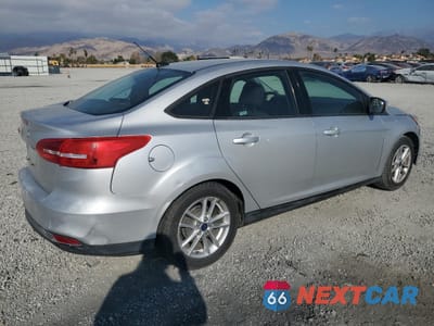 Trzecie zdjęcie samochodu z tyłu: 2016 FORD FOCUS SE VIN:1FADP3F27GL286497 - miniatura
