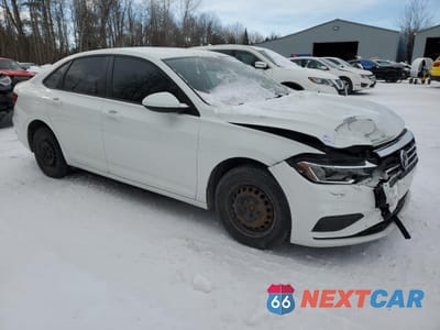 Czwarte zdjęcie samochodu z boku: 2019 VOLKSWAGEN JETTA S VIN:3VWC57BU9KM153626 - miniatura