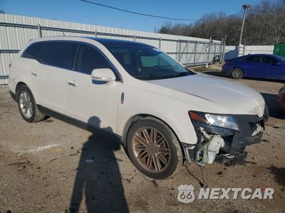 Czwarte zdjęcie samochodu z boku: 2015 LINCOLN MKT VIN:2LMHJ5AT5FBL04616 - miniatura