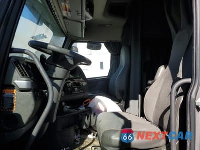 Piąte zdjęcie samochodu w środku: 2022 VOLVO VNR VIN:4V4WC9EH7NN607404 - miniatura