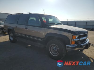 Czwarte zdjęcie samochodu z boku: 1996 CHEVROLET SUBURBAN K2500 VIN:3GNGK26J8TG145265 - miniatura