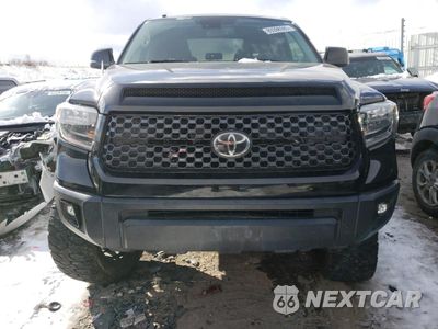 Piąte zdjęcie samochodu w środku: 2018 TOYOTA TUNDRA CREWMAX SR5 VIN:5TFDY5F11JX714414 - miniatura