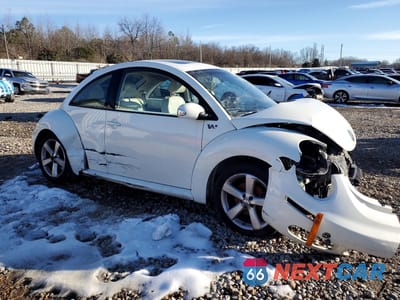 Czwarte zdjęcie samochodu z boku: 2008 VOLKSWAGEN NEW BEETLE TRIPLE WHITE VIN:3VWFW31C68M524651 - miniatura
