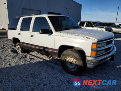 Czwarte zdjęcie samochodu z boku: 1996 CHEVROLET TAHOE K1500 VIN:1GNEK13R4TJ316913 - miniatura