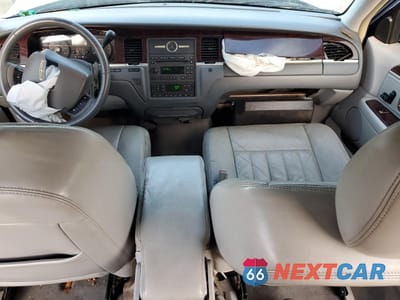Zdjęcie 8 z 14 samochodu: 2006 LINCOLN TOWN CAR SIGNATURE VIN:1LNHM81V06Y614309 - miniatura