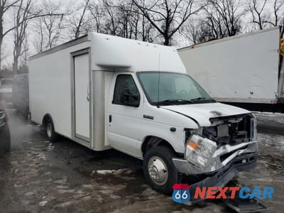 Czwarte zdjęcie samochodu z boku: 2021 FORD ECONOLINE E350 SUPER DUTY CUTAWAY VAN VIN:1FDWE3FK9MDC37215 - miniatura